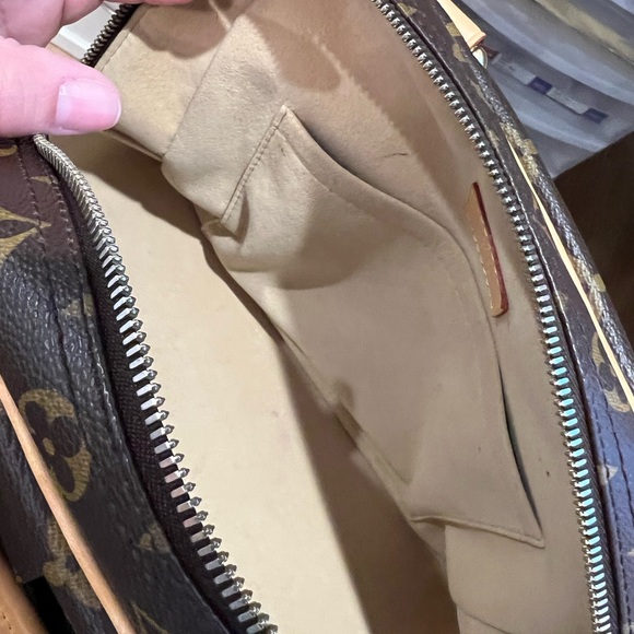 Authentic Louis vuitton manhattan PM Monogram
7.9" L × 11" W x 3.5" D, 4.7" - Picture 2 of 3